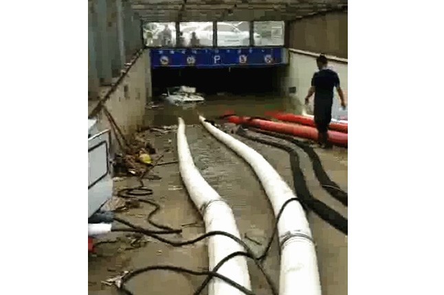 二環(huán)支路沙口路，山東消防兩臺(tái)，我們?nèi)_(tái)潛水泵同時(shí)運(yùn)行，一切正常了