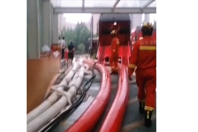 龍吸水和神龍潛水泵一起排水，加油！